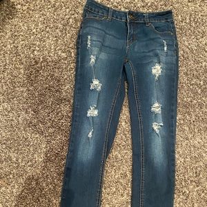 2/$15 ✨ ripped blue jeans